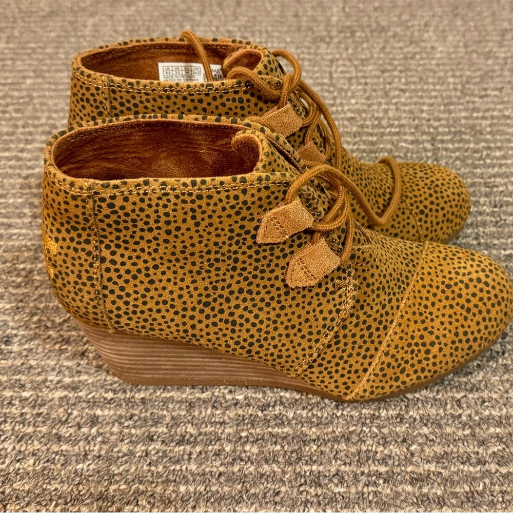 Tom’s wedge boots in animal print 5.5